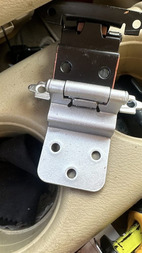 Cabinet hinge repair in Los Angeles